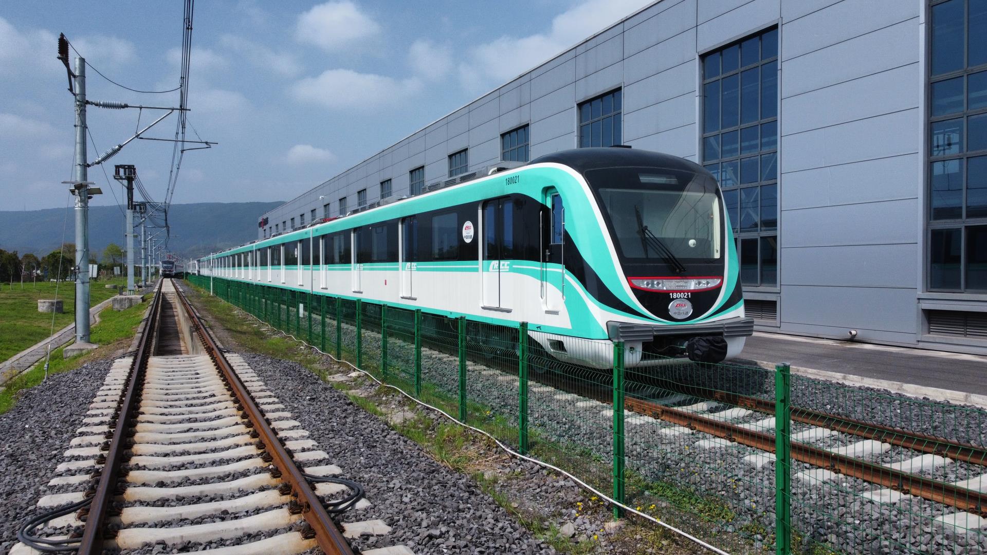 圖四：重慶機(jī)電集團(tuán)參股企業(yè)重慶中車長(zhǎng)客生產(chǎn)的重慶軌道交通18號(hào)線首列電客車進(jìn)入大批量生產(chǎn)階段。.jpg